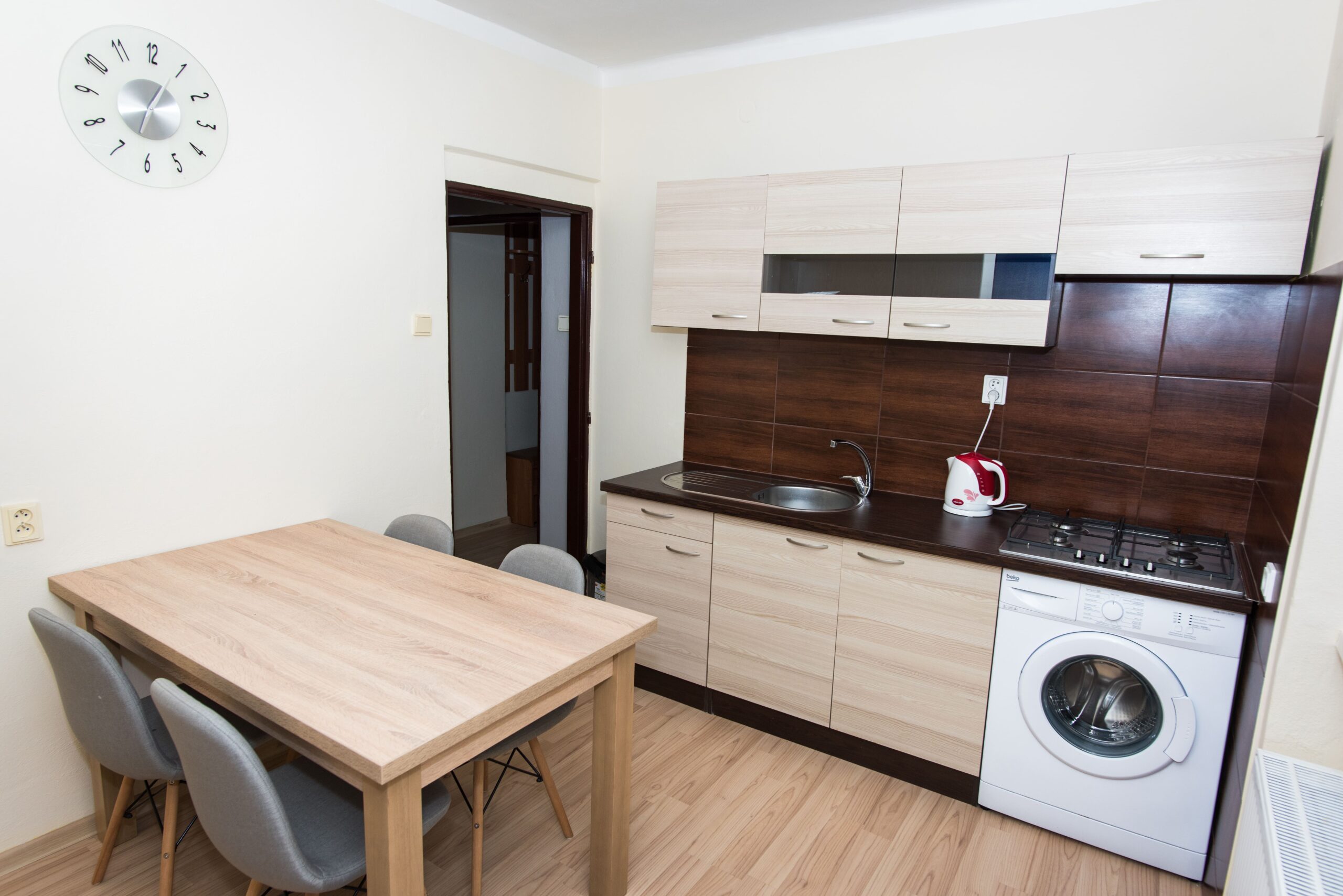 Samostatný balkón s posedením v apartmáne