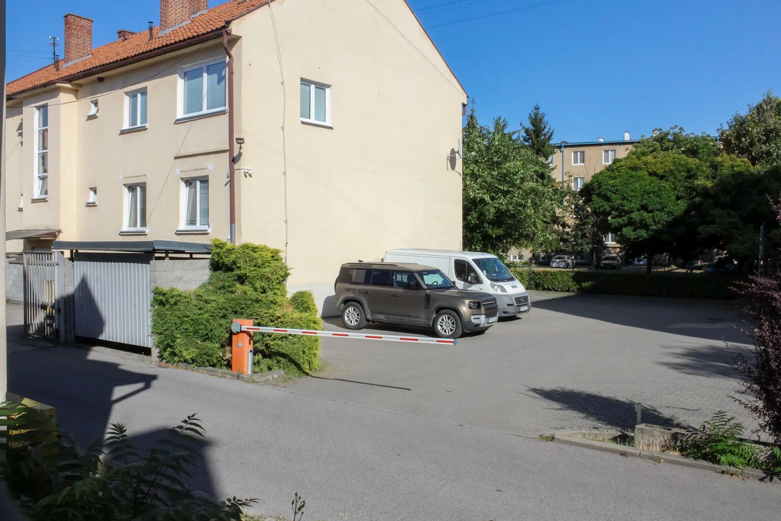 Parkovanie za rampou v areáli Ubytovne Koruna